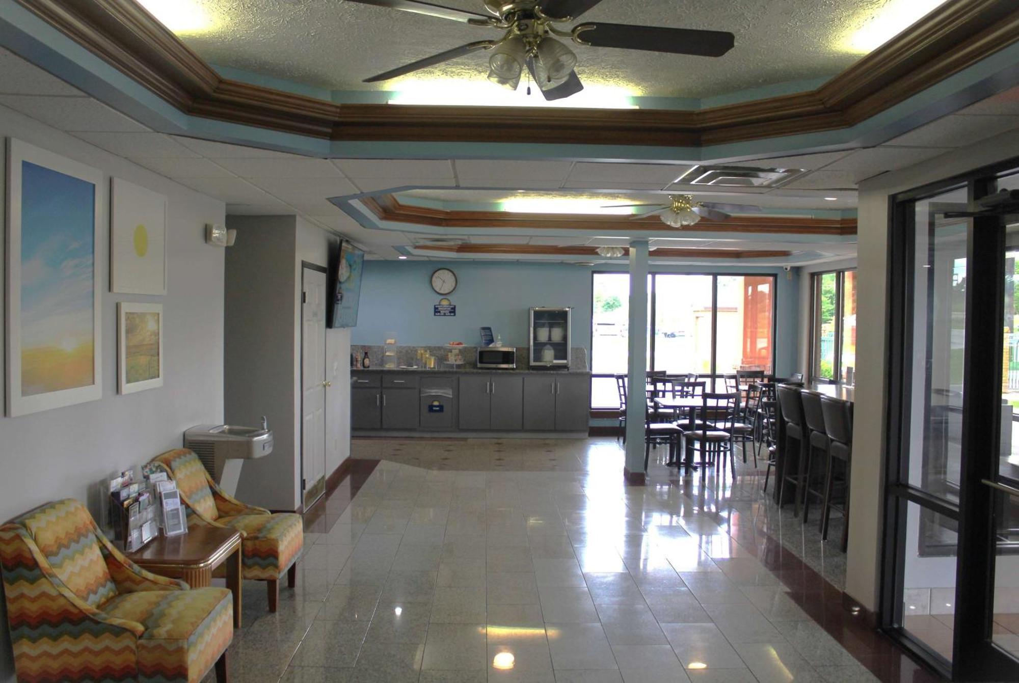 Days Inn By Wyndham Franklin Bagian luar foto