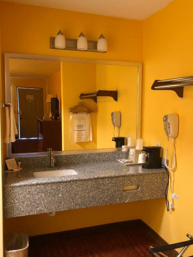 Days Inn By Wyndham Franklin Bagian luar foto